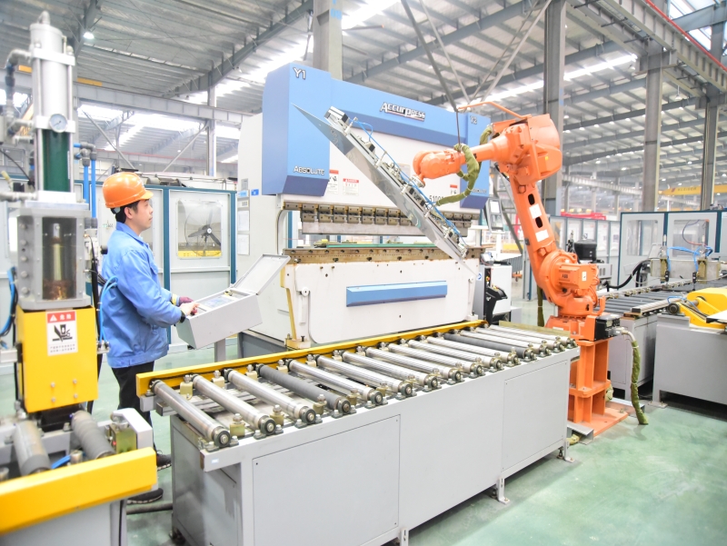 電梯企業(yè)生產(chǎn)車(chē)間忙趕訂單